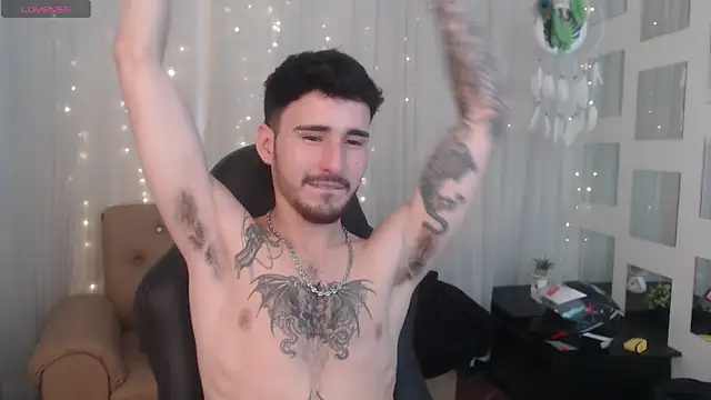 Snapshot of DmitriSanders chatting on 12.26.24 DmitriSanders online show from 12.26.24