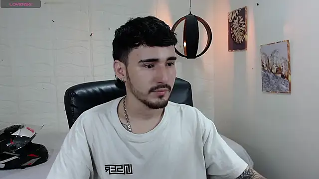 Snapshot of DmitriSanders chatting on 12.28.24 DmitriSanders online show from 12.28.24