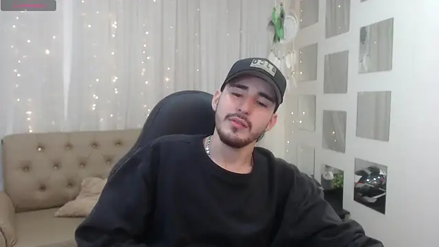 Snapshot of DmitriSanders chatting on 12.29.24 DmitriSanders online show from 12.29.24