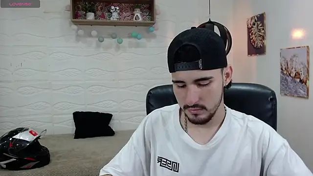 Snapshot of DmitriSanders chatting on 01.17.25 DmitriSanders online show from 01.17.25