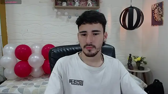 Snapshot of DmitriSanders chatting on 02.18.25 DmitriSanders online show from 02.18.25