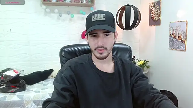 Snapshot of DmitriSanders chatting on 02.25.25 DmitriSanders online show from 02.25.25