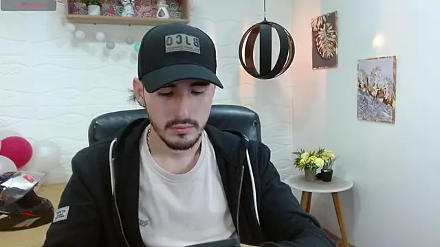 Snapshot of DmitriSanders chatting on 03.05.25 DmitriSanders online show from 03.05.25