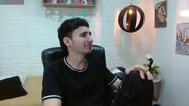 Snapshot of DmitriSanders chatting on 03.20.25 DmitriSanders online show from 03.20.25