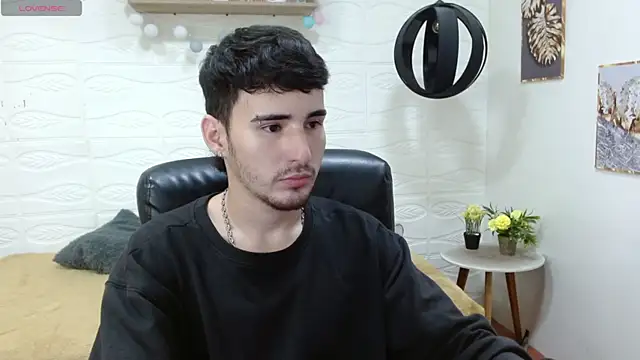 Snapshot of DmitriSanders chatting on 03.22.25 DmitriSanders online show from 03.22.25