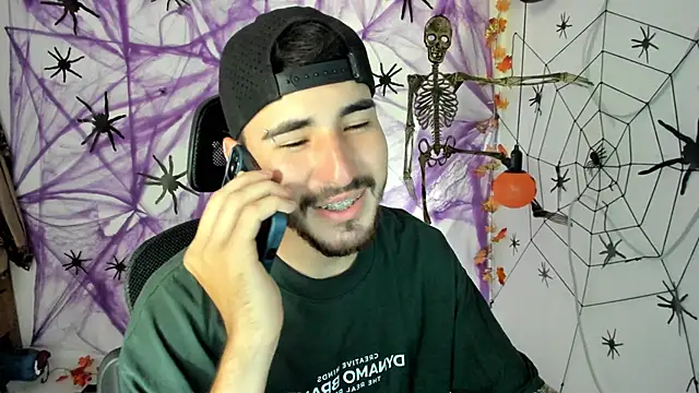 Snapshot of DmitriSanders chatting on 10.10.25 DmitriSanders online show from 10.10.25