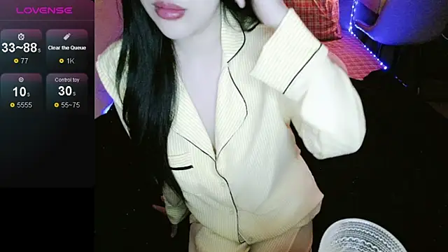 Snapshot of _Viviann_ chatting on 10.16.25 Viviann online show from 10.16.25