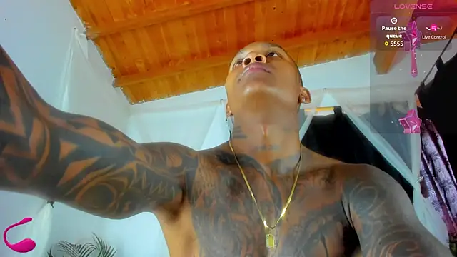 Snapshot of esteveen_ortegas_ chatting on 11.10.25 esteveen ortegas online show from 11.10.25