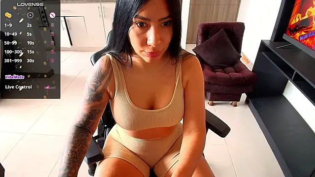 Snapshot of Pamela-fit chatting on 05.18.26 Pamela-fit online show from 05.18.26