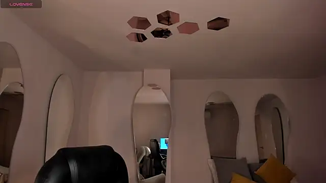 Snapshot of PaulinaSantos_ chatting on 11.02.25 PaulinaSantos online show from 11.02.25