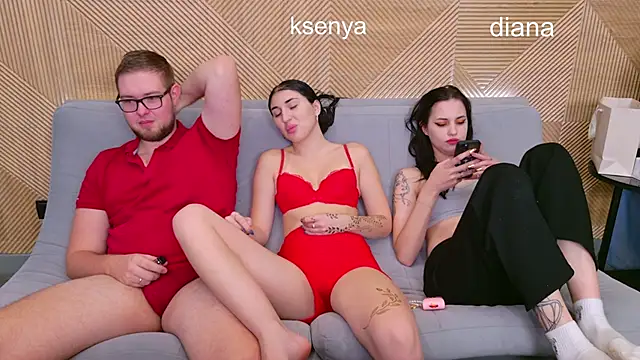 Snapshot of Ksenny chatting on 11.22.25 Ksenny online show from 11.22.25