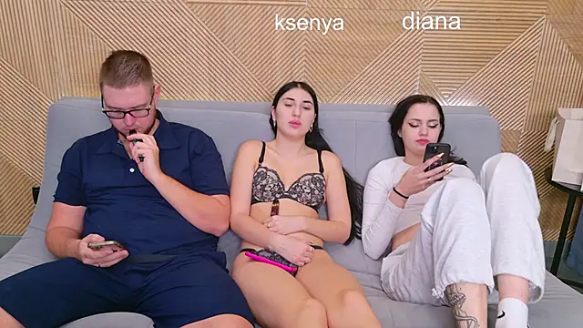 Snapshot of Ksenny chatting on 11.28.25 Ksenny online show from 11.28.25