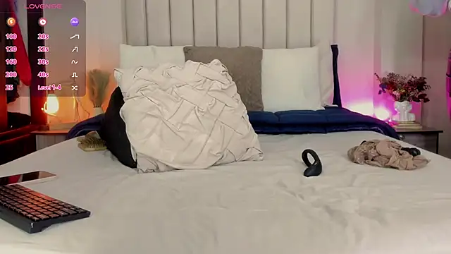 Snapshot of romina-brunette chatting on 11.25.25 romina-brunette online show from 11.25.25