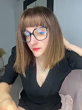 Snapshot of victoirenextdoor chatting on 11.16.25 victoirenextdoor online show from 11.16.25