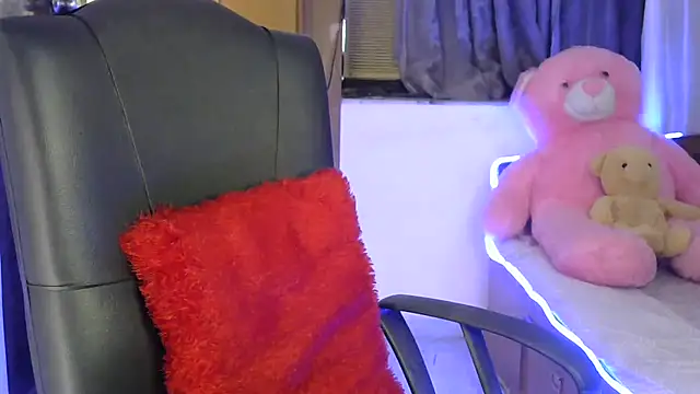 Snapshot of Black_cat_cutie chatting on 10.31.25 Black cat cutie online show from 10.31.25