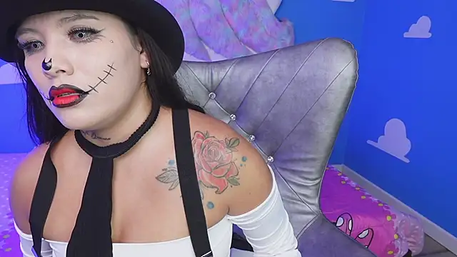 Snapshot of miss_keisi chatting on 10.31.25 miss keisi online show from 10.31.25