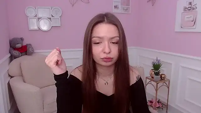 Snapshot of LucySkilar chatting on 12.19.24 LucySkilar online show from 12.19.24