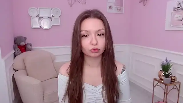 Snapshot of LucySkilar chatting on 12.22.24 LucySkilar online show from 12.22.24