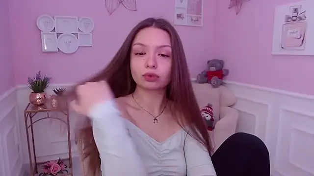 Snapshot of LucySkilar chatting on 02.04.25 LucySkilar online show from 02.04.25