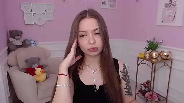 Snapshot of LucySkilar chatting on 09.28.25 LucySkilar online show from 09.28.25