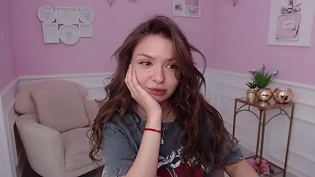 Snapshot of LucySkilar chatting on 09.29.25 LucySkilar online show from 09.29.25