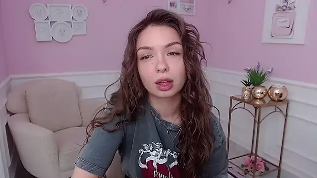 Snapshot of LucySkilar chatting on 10.02.25 LucySkilar online show from 10.02.25