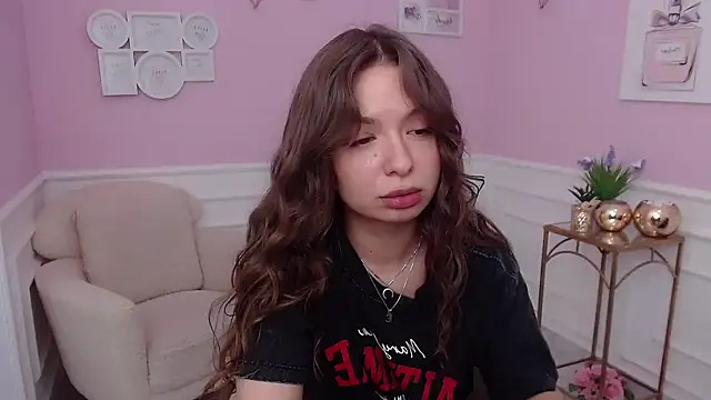 Snapshot of LucySkilar chatting on 10.06.25 LucySkilar online show from 10.06.25