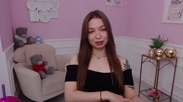 Snapshot of LucySkilar chatting on 10.13.25 LucySkilar online show from 10.13.25