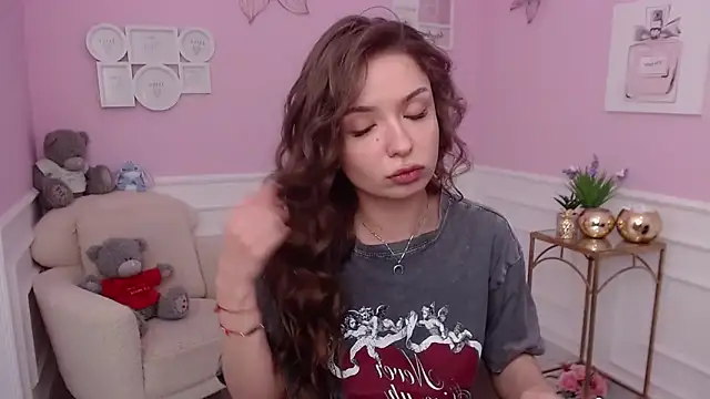 Snapshot of LucySkilar chatting on 10.17.25 LucySkilar online show from 10.17.25