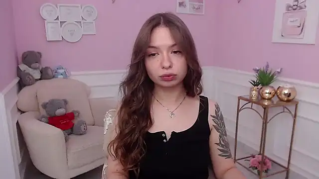 Snapshot of LucySkilar chatting on 10.20.25 LucySkilar online show from 10.20.25