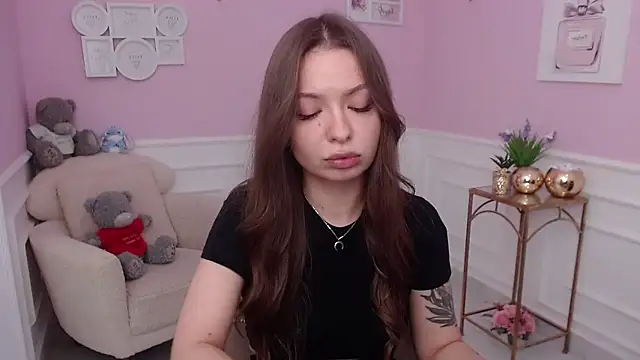 Snapshot of LucySkilar chatting on 10.21.25 LucySkilar online show from 10.21.25