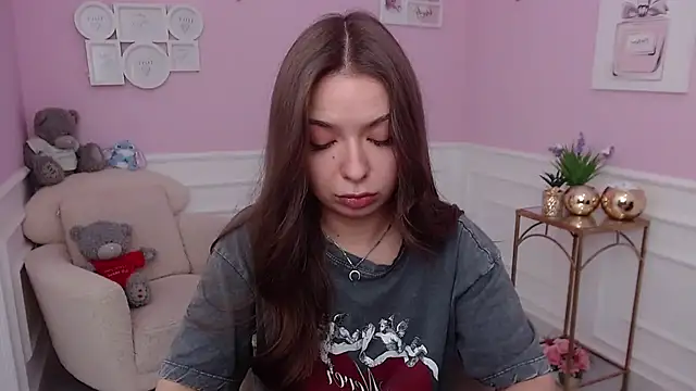 Snapshot of LucySkilar chatting on 10.23.25 LucySkilar online show from 10.23.25