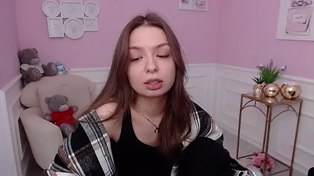 Snapshot of LucySkilar chatting on 10.24.25 LucySkilar online show from 10.24.25