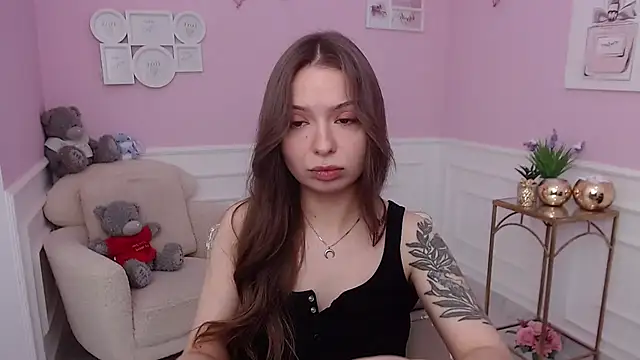 Snapshot of LucySkilar chatting on 10.26.25 LucySkilar online show from 10.26.25