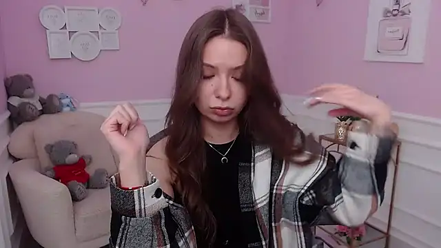 Snapshot of LucySkilar chatting on 10.28.25 LucySkilar online show from 10.28.25