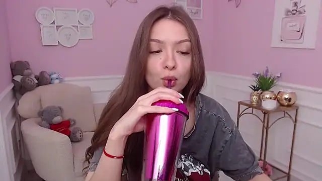 Snapshot of LucySkilar chatting on 11.16.25 LucySkilar online show from 11.16.25