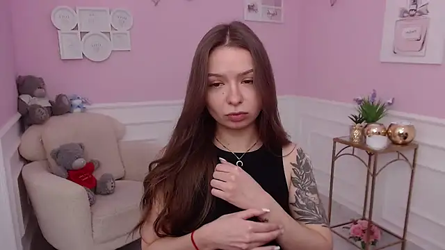 Snapshot of LucySkilar chatting on 11.18.25 LucySkilar online show from 11.18.25