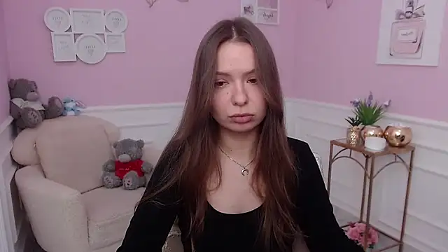 Snapshot of LucySkilar chatting on 11.23.25 LucySkilar online show from 11.23.25