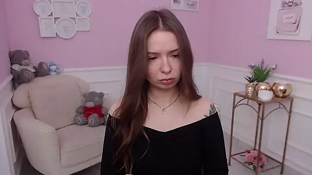 Snapshot of LucySkilar chatting on 11.24.25 LucySkilar online show from 11.24.25