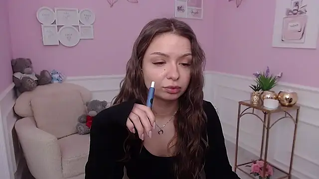 Snapshot of LucySkilar chatting on 11.25.25 LucySkilar online show from 11.25.25