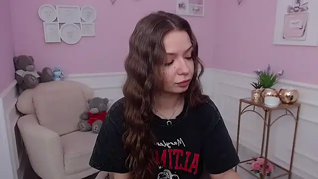 Snapshot of LucySkilar chatting on 11.27.25 LucySkilar online show from 11.27.25