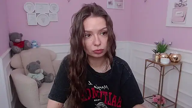 Snapshot of LucySkilar chatting on 11.28.25 LucySkilar online show from 11.28.25