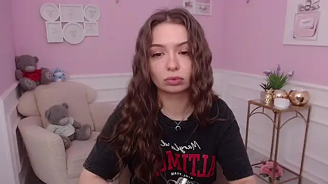 Snapshot of LucySkilar chatting on 11.30.25 LucySkilar online show from 11.30.25