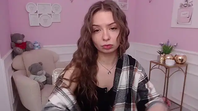 Snapshot of LucySkilar chatting on 12.01.25 LucySkilar online show from 12.01.25