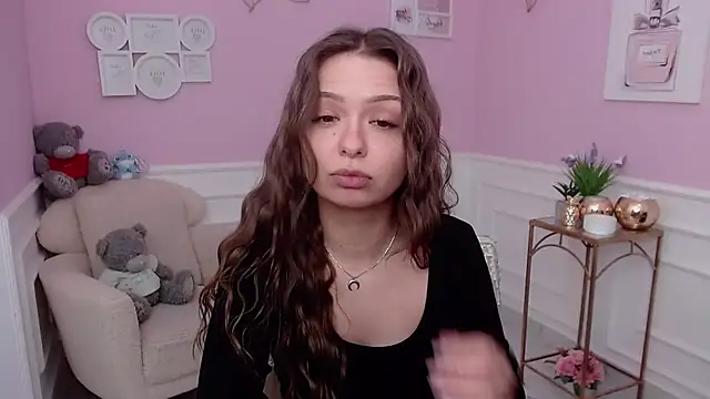 Snapshot of LucySkilar chatting on 12.02.25 LucySkilar online show from 12.02.25