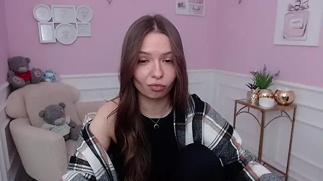 Snapshot of LucySkilar chatting on 12.15.25 LucySkilar online show from 12.15.25