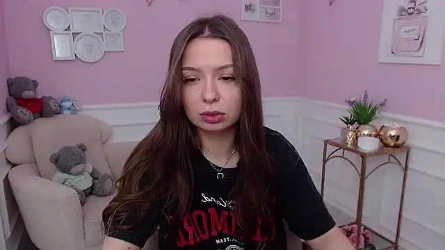 Snapshot of LucySkilar chatting on 12.16.25 LucySkilar online show from 12.16.25