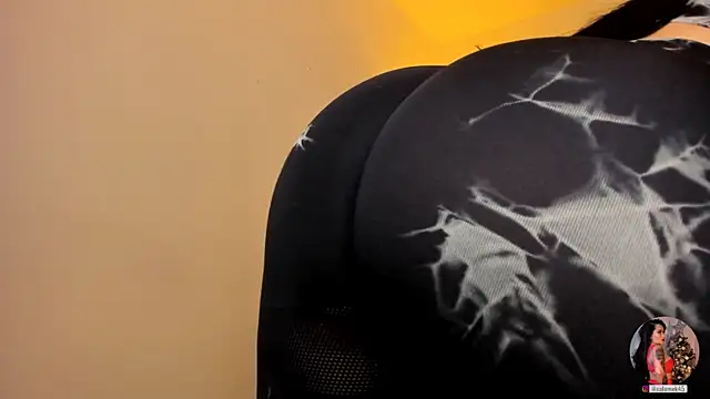 Snapshot of leslie_k chatting on 02.07.25 leslie k online show from 02.07.25