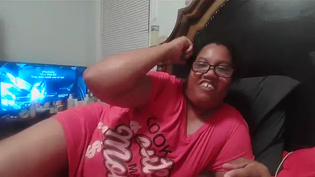 Snapshot of ebonyred chatting on 06.18.26 ebonyred online show from 06.18.26