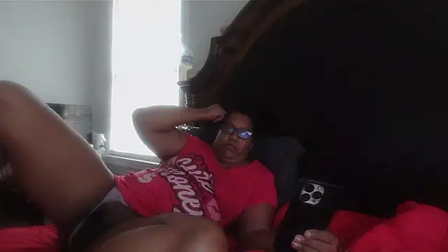 Snapshot of ebonyred chatting on 06.18.26 ebonyred online show from 06.18.26